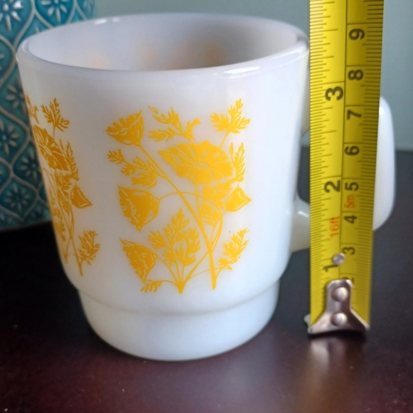Vintage Anchor Hocking Fire King Milk Glass Mug with Yellow Daisy Flowers - Picture 5 of 5